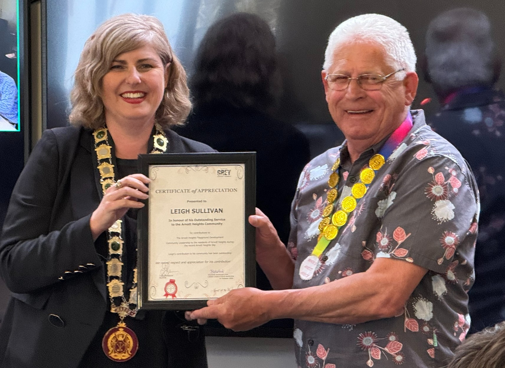 Grey District Mayor Tania Gibson presents an Appreciation Award to Leigh Sullivan